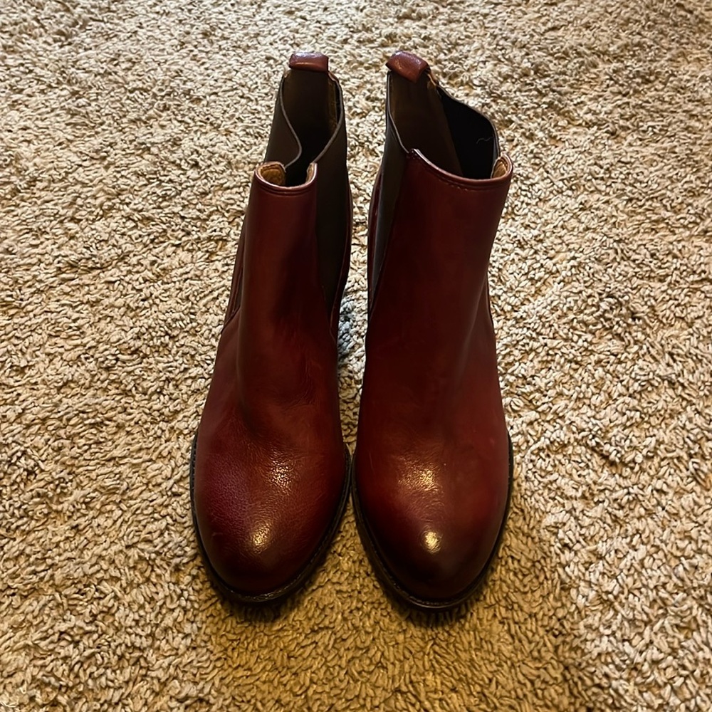 LIKE NEW SOFFT BOOTIES
